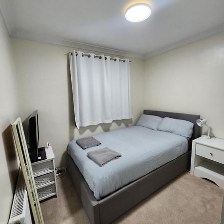 Double Room In Crawley,Gatwick,West Sussex Ifield Extérieur photo