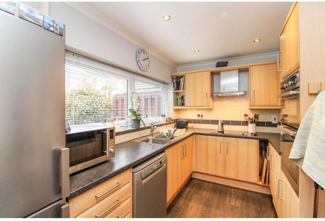 Double Room In Crawley,Gatwick,West Sussex Ifield Extérieur photo