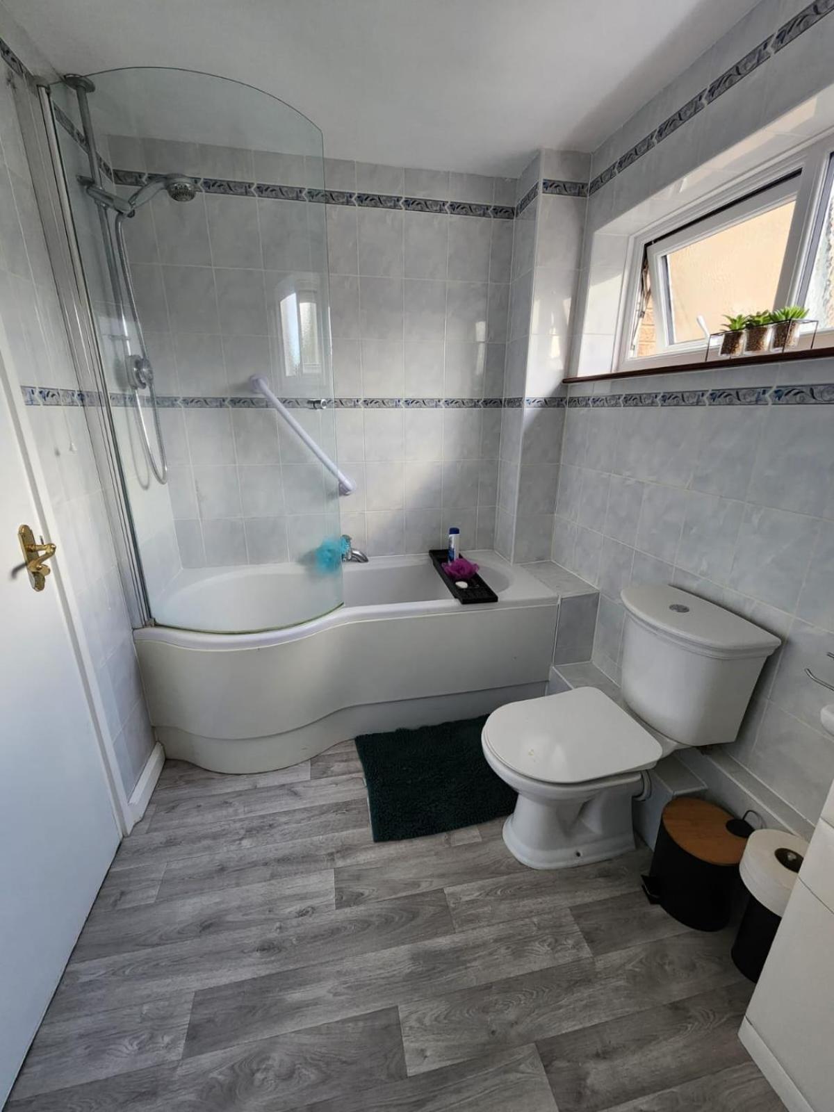 Double Room In Crawley,Gatwick,West Sussex Ifield Extérieur photo
